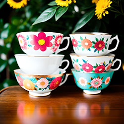琺琅花卉茶杯和茶碟